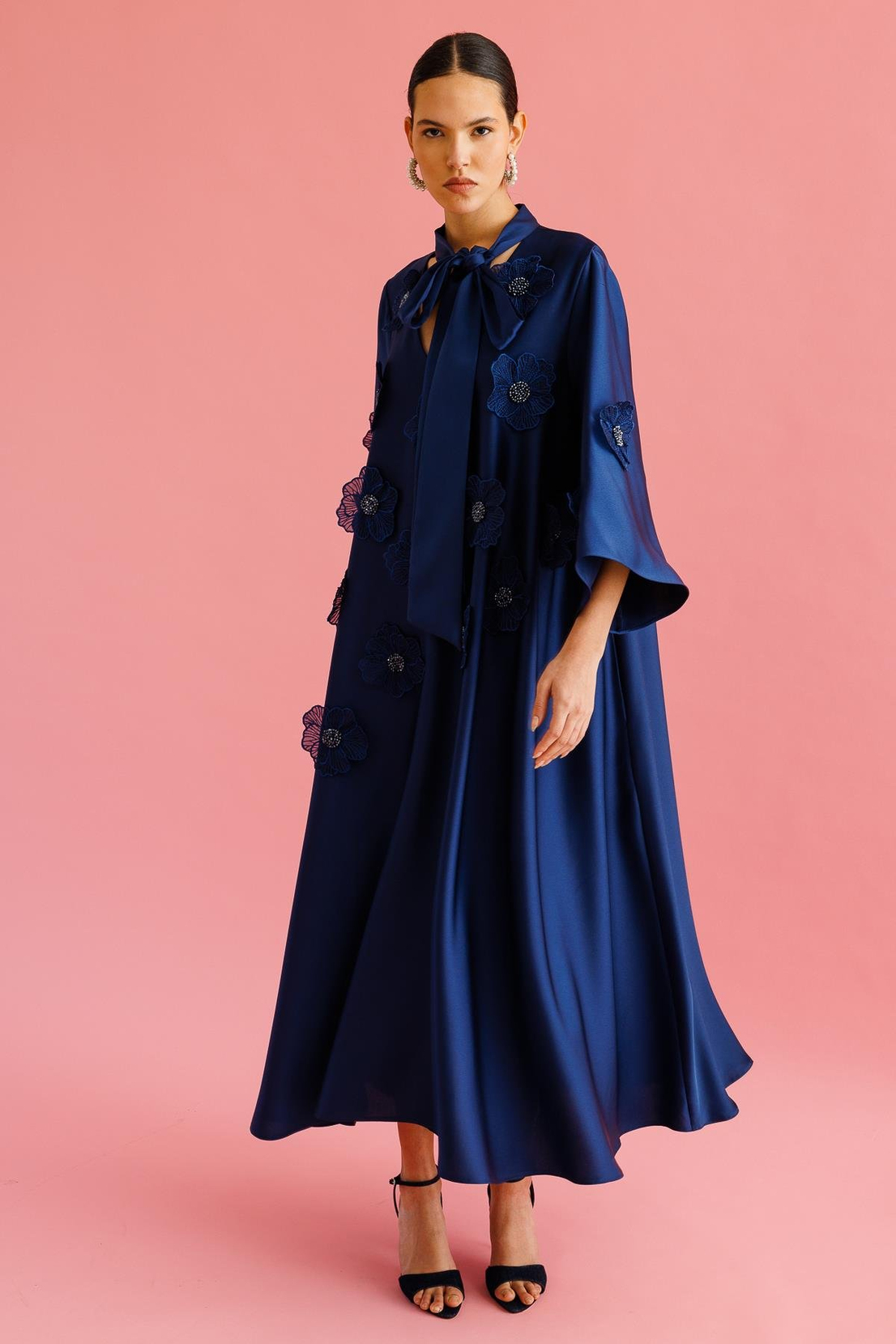 Yaka Şal Bağlamalı Çiçek Detaylı Kemerli Elbise LACİVERT