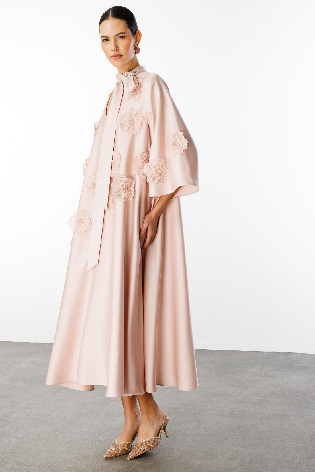 Yaka Şal Bağlamalı Çiçek Detaylı Kemerli Elbise PUDRA