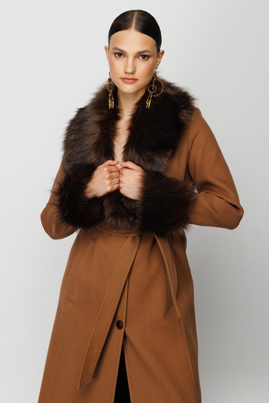 YAKA VE KOLLARI KÜRKLÜ KAŞE KABAN TABA