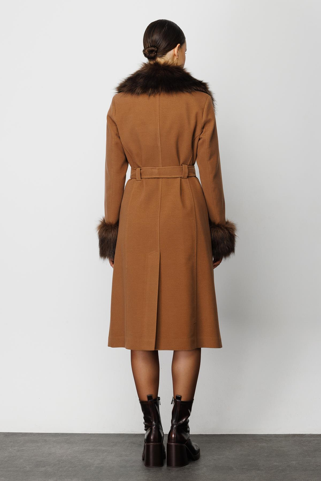 YAKA VE KOLLARI KÜRKLÜ KAŞE KABAN TABA