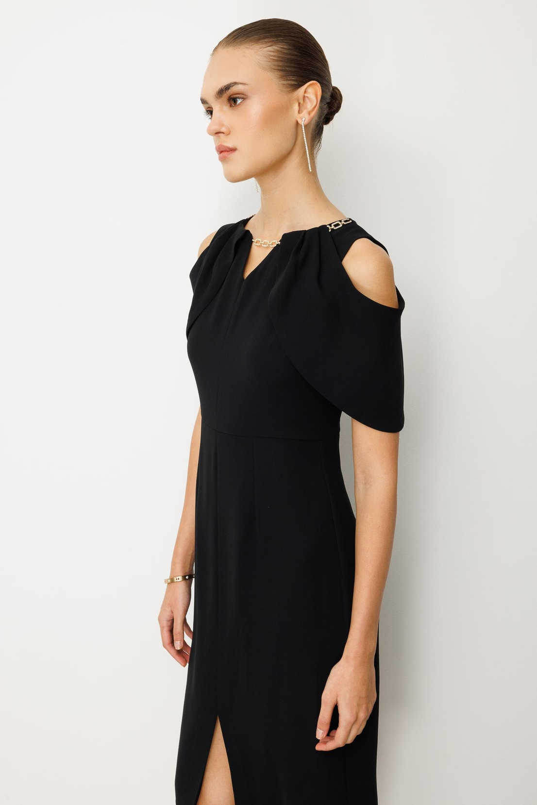 Yakası Taşlı Zincirli Midi Boy Elbise SİYAH