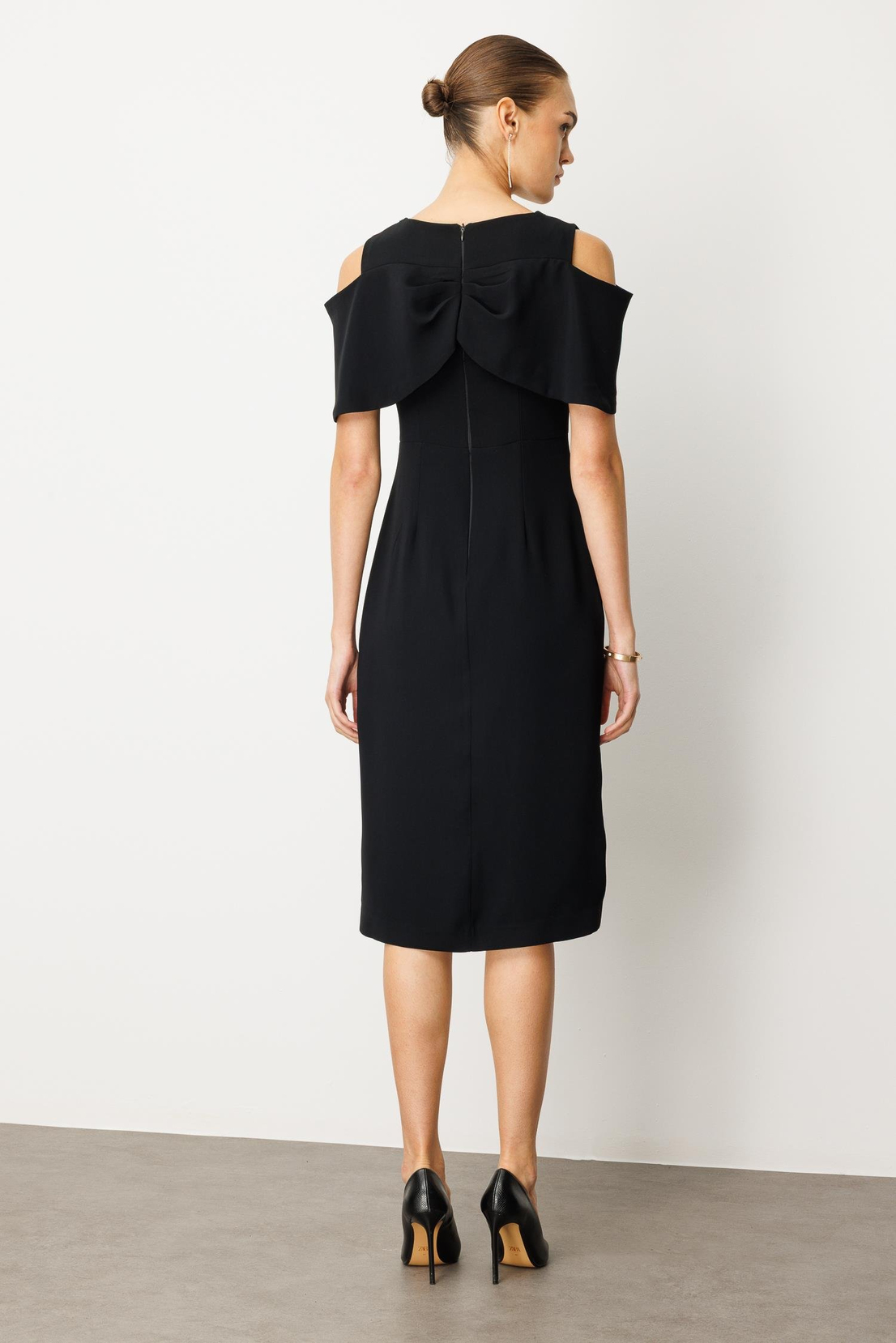 Yakası Taşlı Zincirli Midi Boy Elbise SİYAH