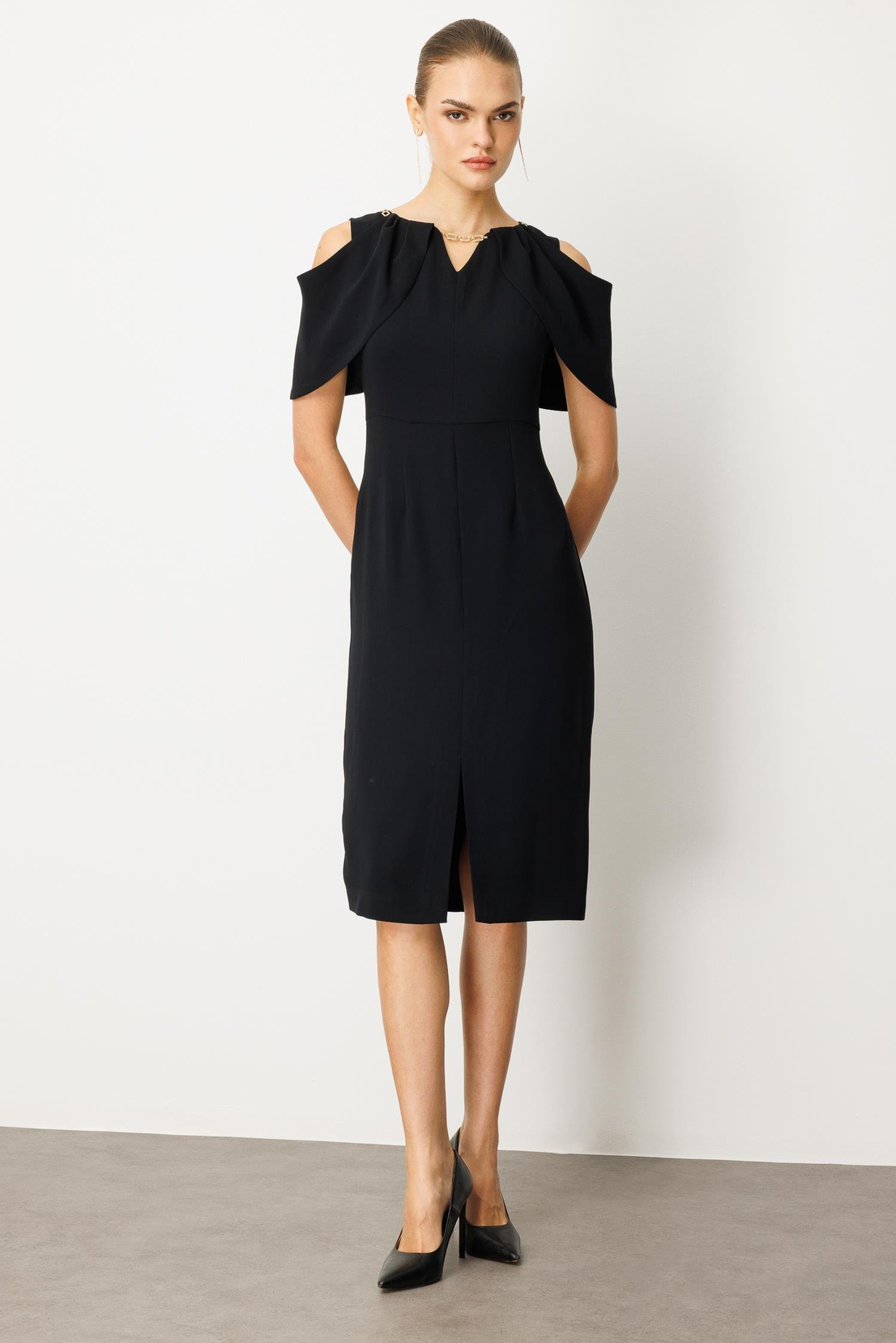 Yakası Taşlı Zincirli Midi Boy Elbise SİYAH