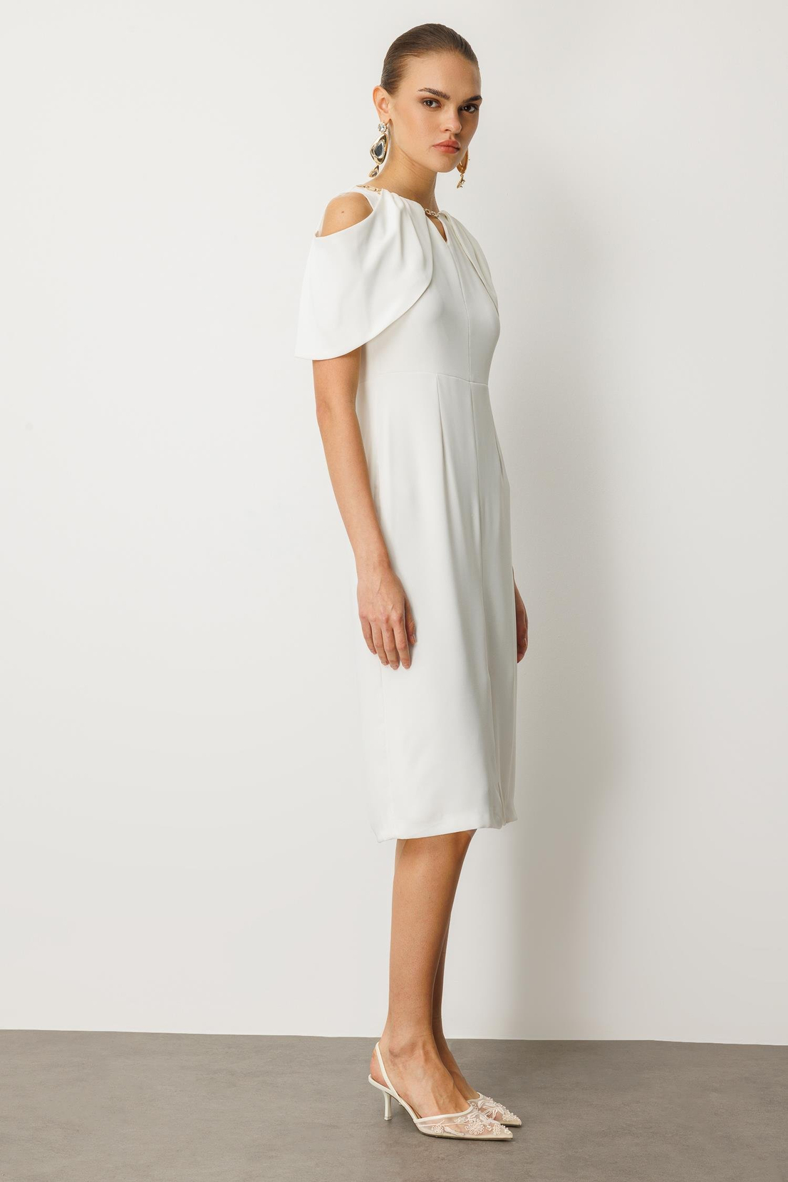 Yakası Taşlı Zincirli Midi Boy Elbise BEYAZ