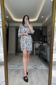 Beyaz Desenli Vatkalı Şifon Elbise