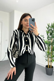 Siyah-Beyaz Zebra Desenli Vatkalı Asimetrik Kesim Düğme Detaylı Hırka