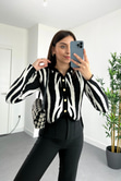 Siyah-Beyaz Zebra Desenli Vatkalı Asimetrik Kesim Düğme Detaylı Hırka