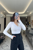Beyaz Düğme Detaylı Triko