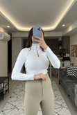 Beyaz Taşlı Dik Yaka Triko