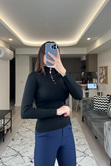Siyah Taşlı Dik Yaka Triko