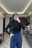 Siyah Taşlı Dik Yaka Triko