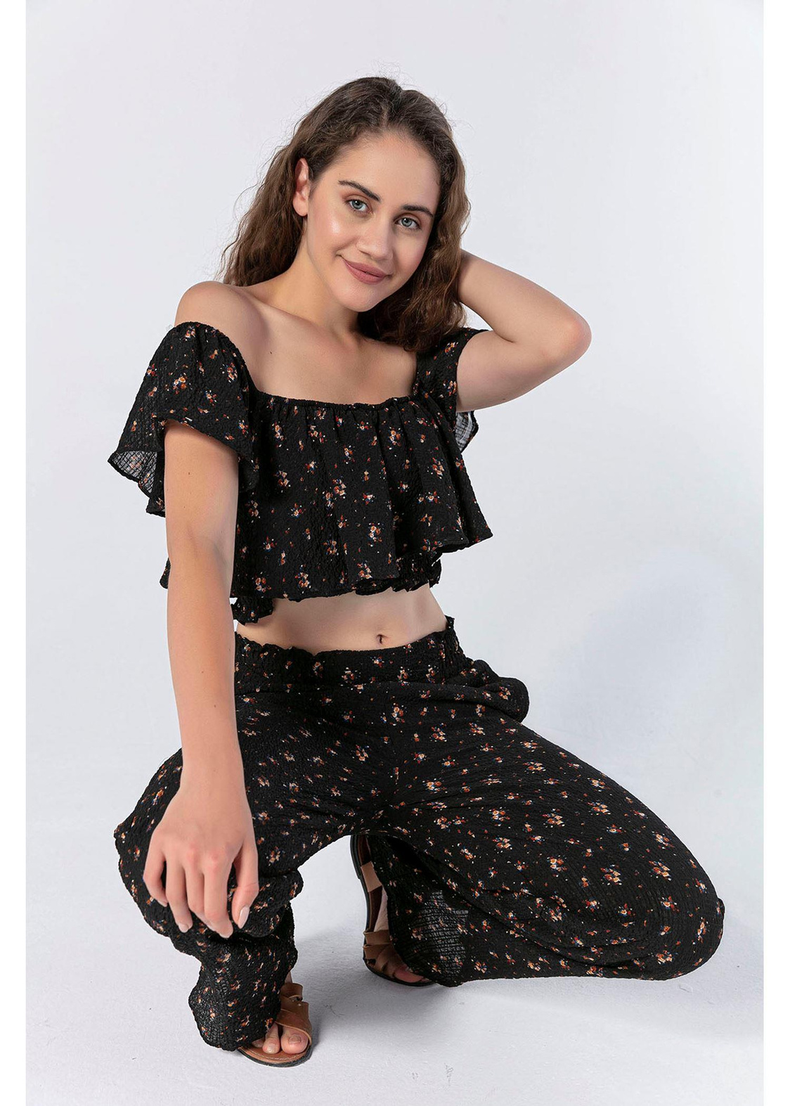 Çiçek Desenli Kayık Yaka Crop-Siyah