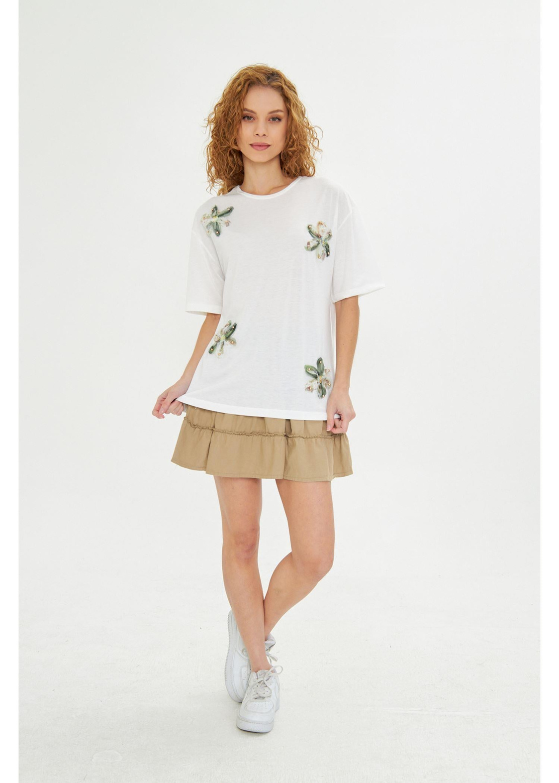 Çiçek İşlemeli T-shirt