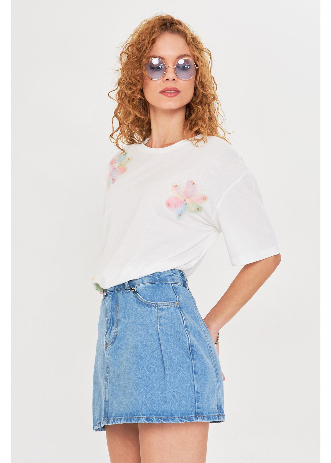 Çiçek İşlemeli T-shirt