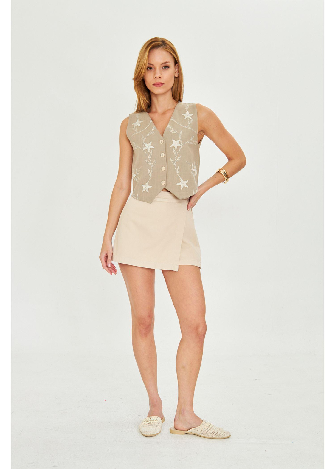 Çiçek Nakışlı Keten Yelek