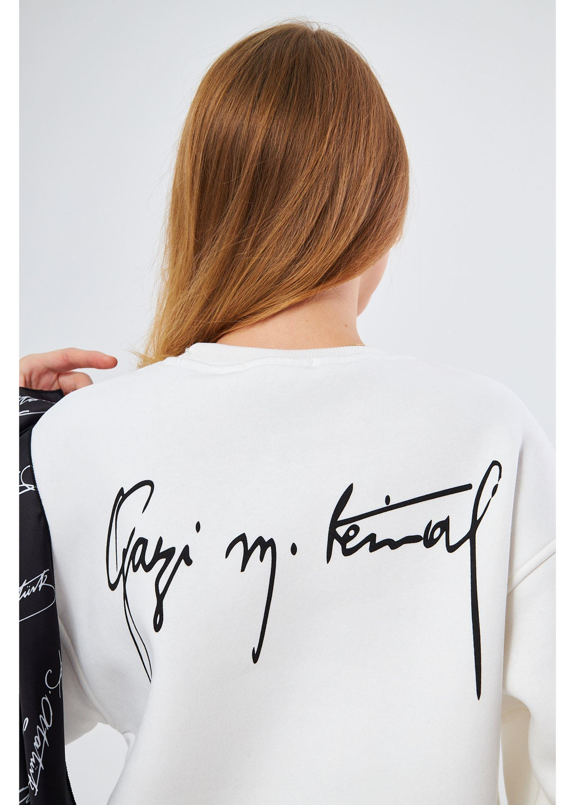 Cumhuriyet Koleksiyonu Atatürk Baskılı Sırtı İmzalı Sweatshirt - Beyaz