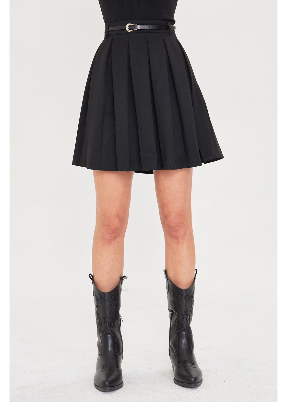 Deri Kemerli Pileli Kısa Etek