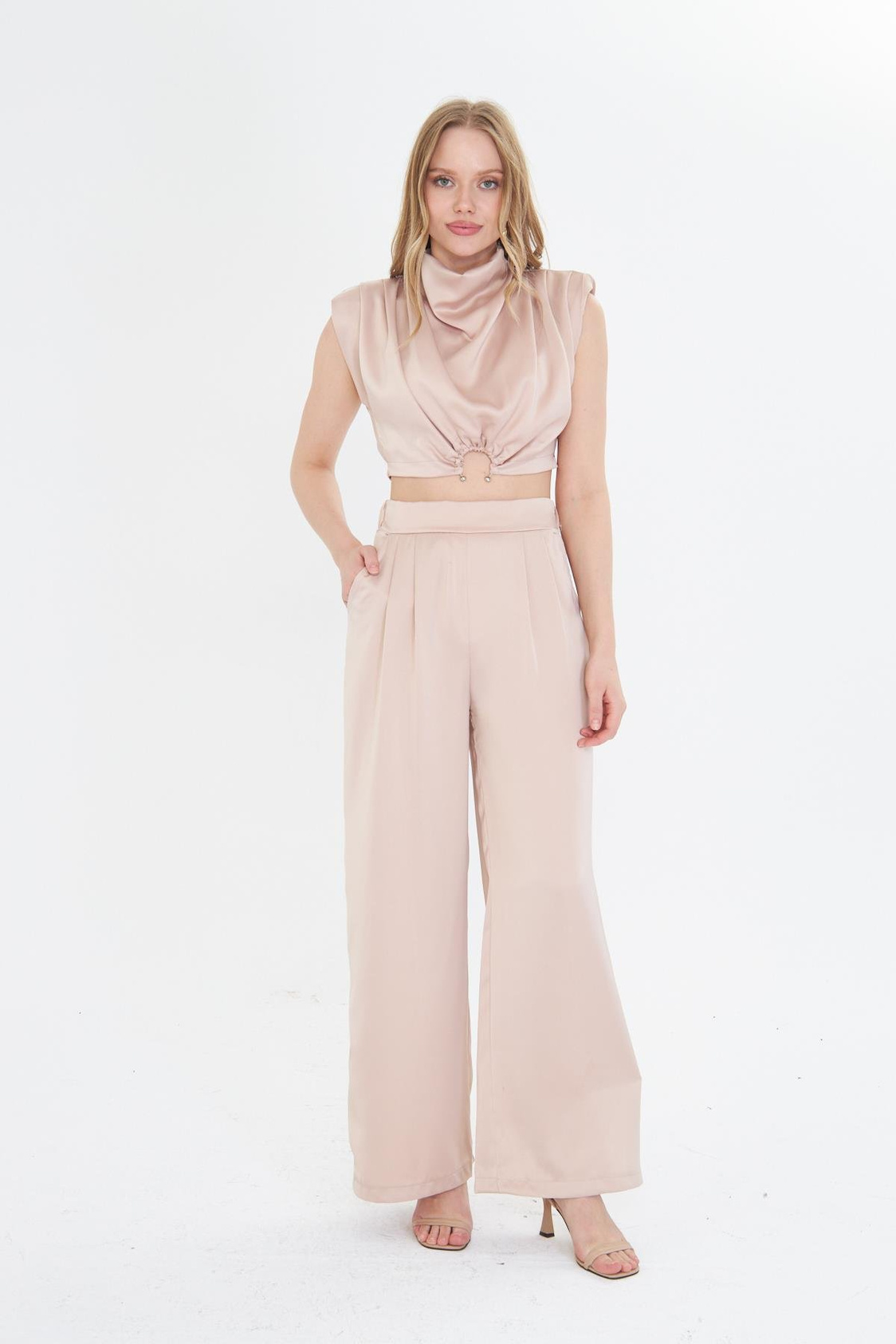 Halka Detaylı Pileli Saten Bluz - Bej