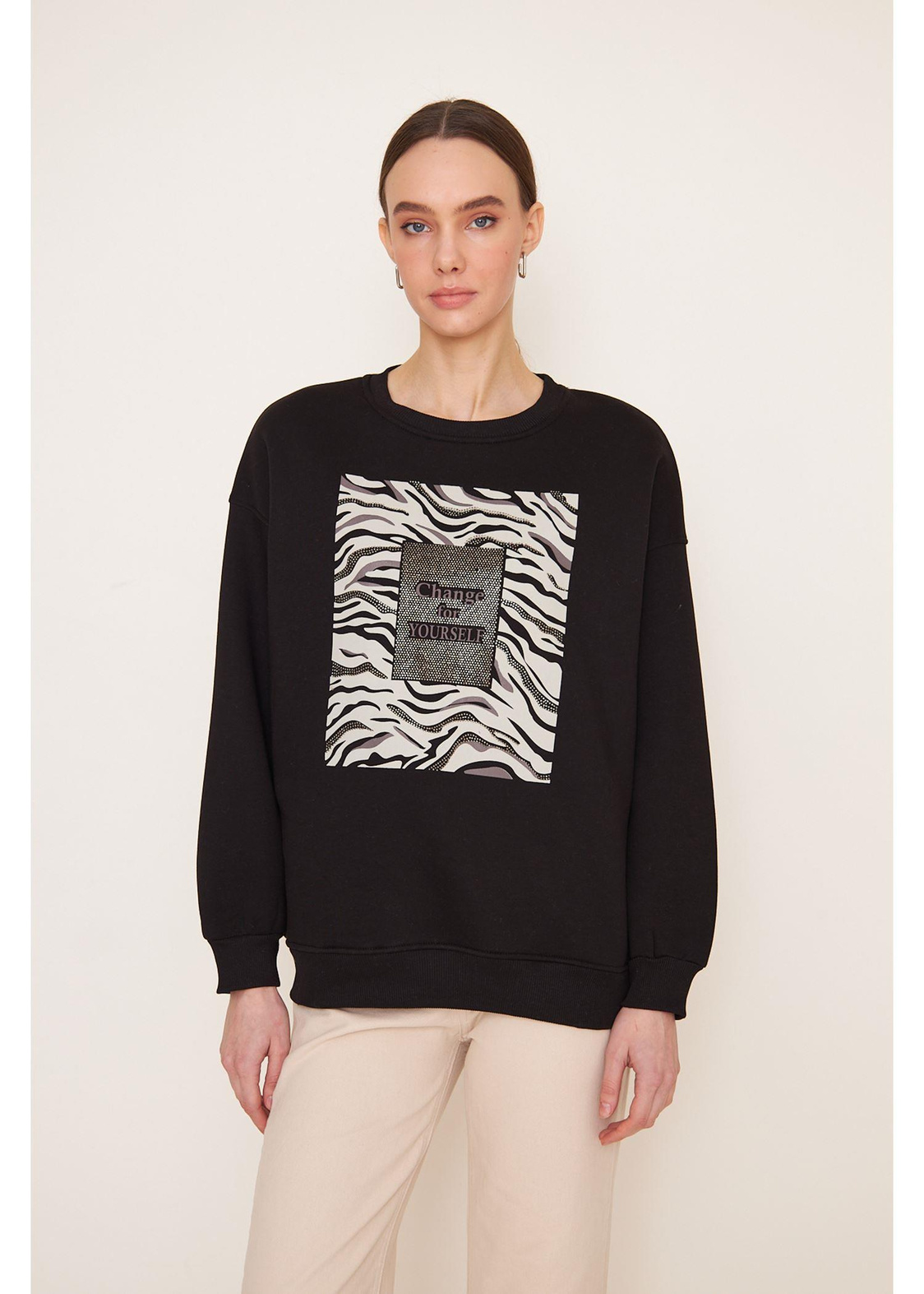 Önü Taşlı Sweatshirt-Siyah