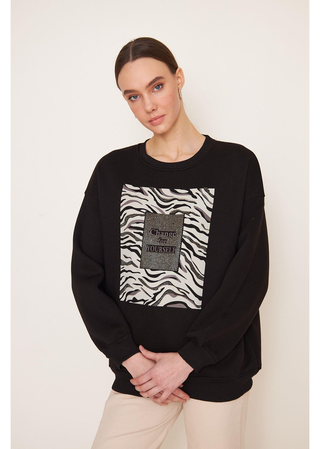 Önü Taşlı Sweatshirt-Siyah