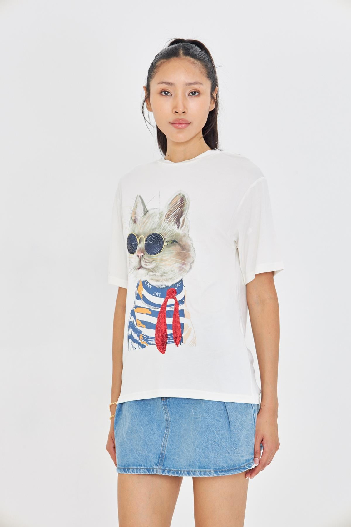 Pullu Gözlüklü Kedi Baskılı T-Shirt