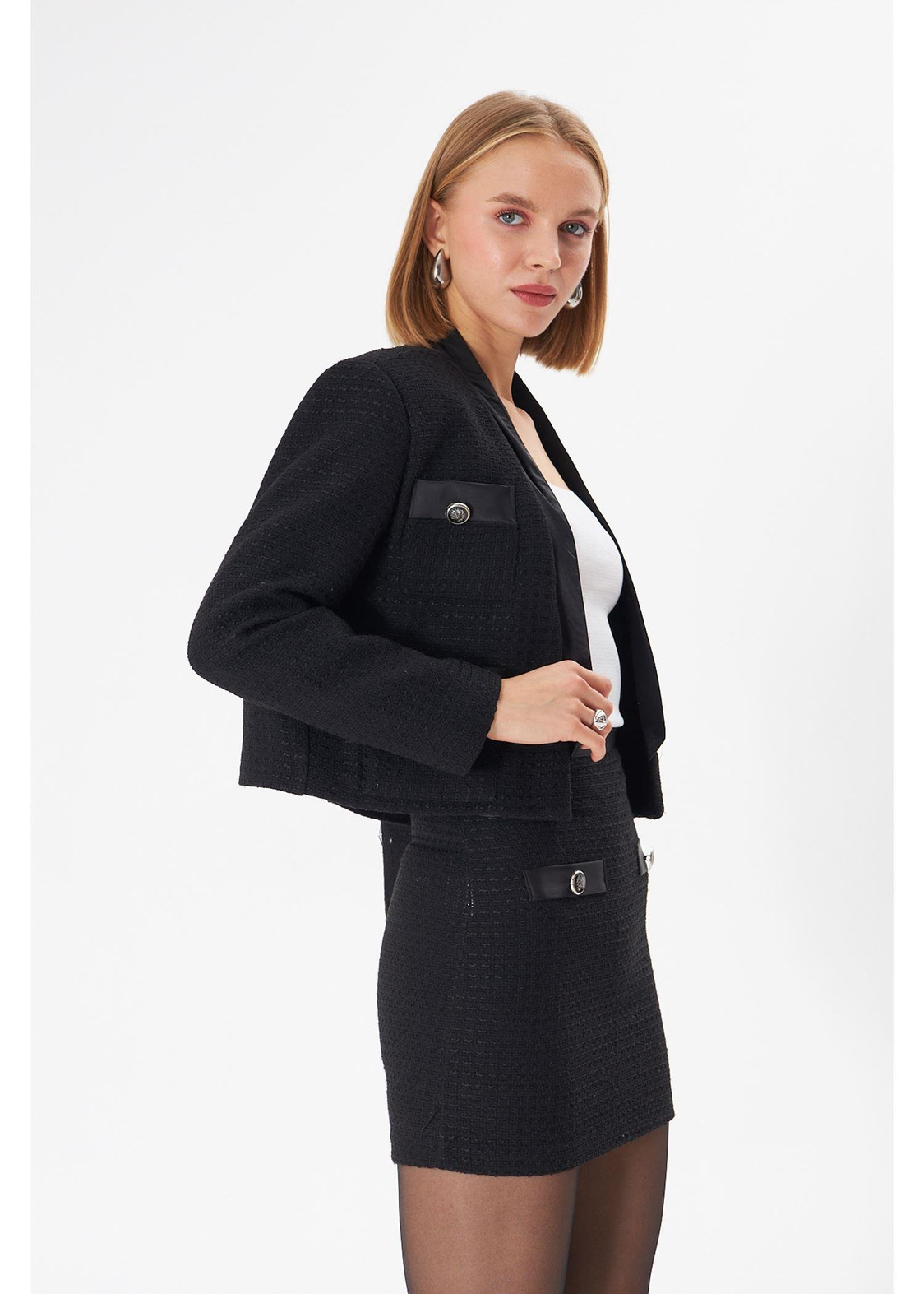 Saten Garnili Düğmeli Kısa Ceket