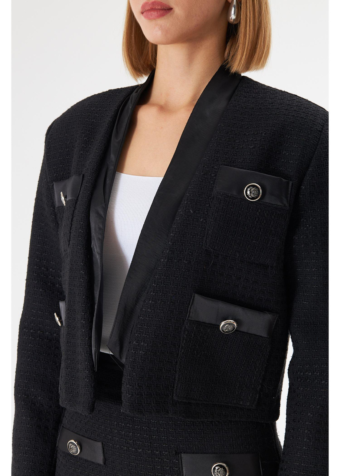 Saten Garnili Düğmeli Kısa Ceket