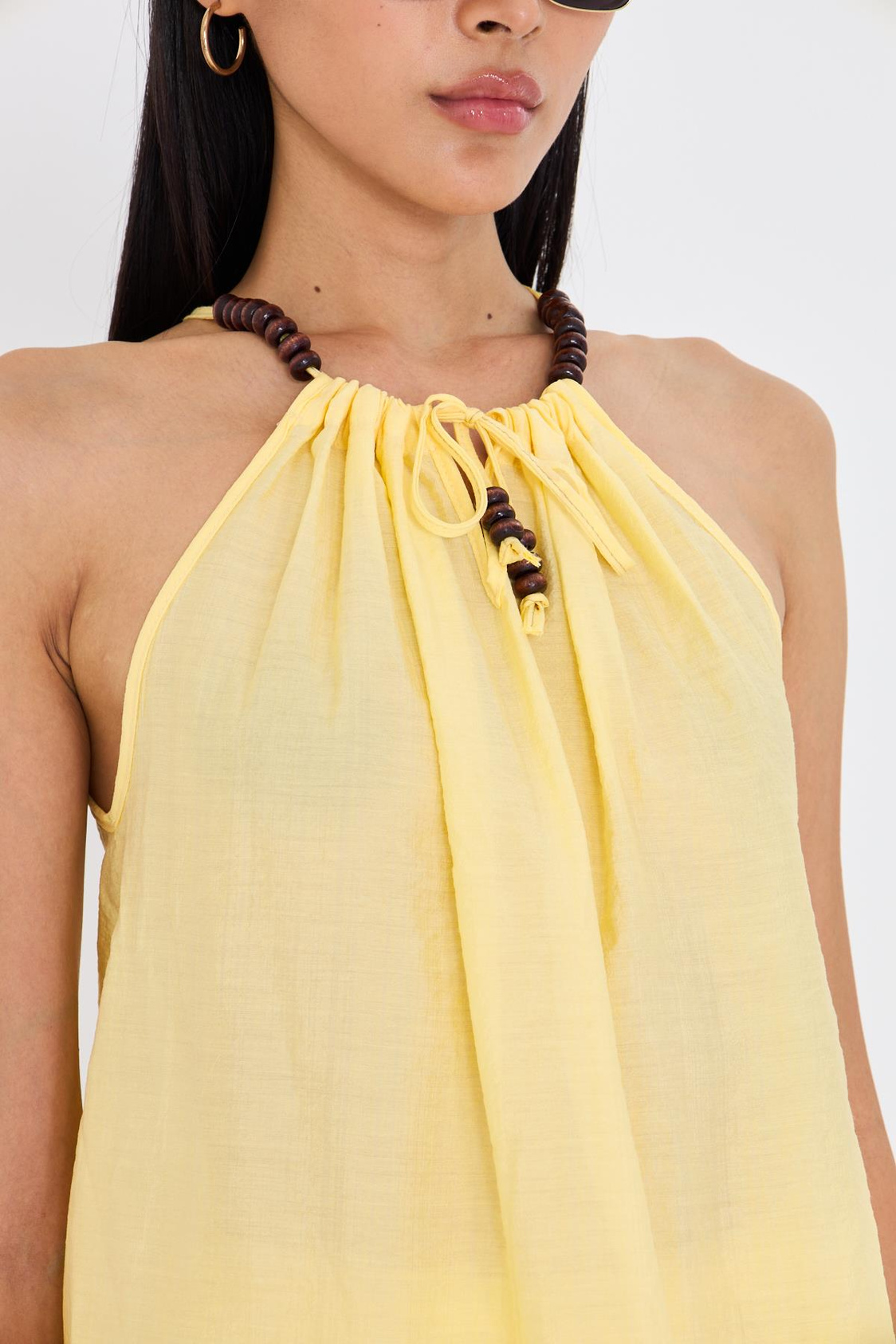 Sıfır Kollu Boncuk Detaylı Halter Yaka Bluz