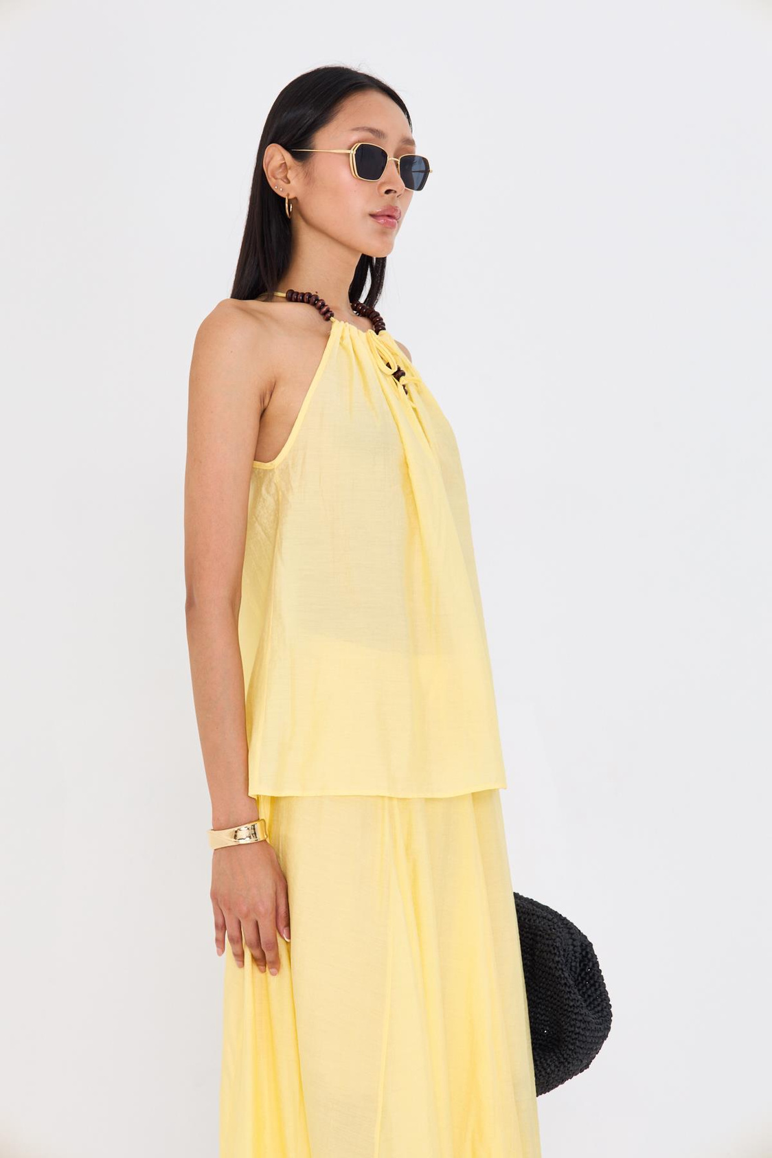 Sıfır Kollu Boncuk Detaylı Halter Yaka Bluz