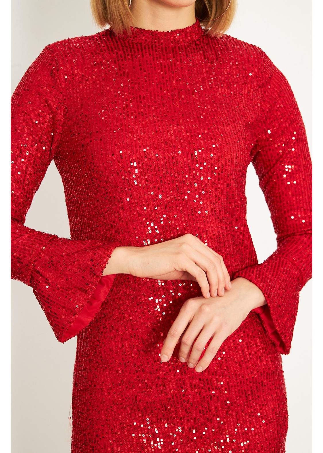 Sırt Dekolteli Kolları Volanlı Kırmızı Pul Payet Elbise