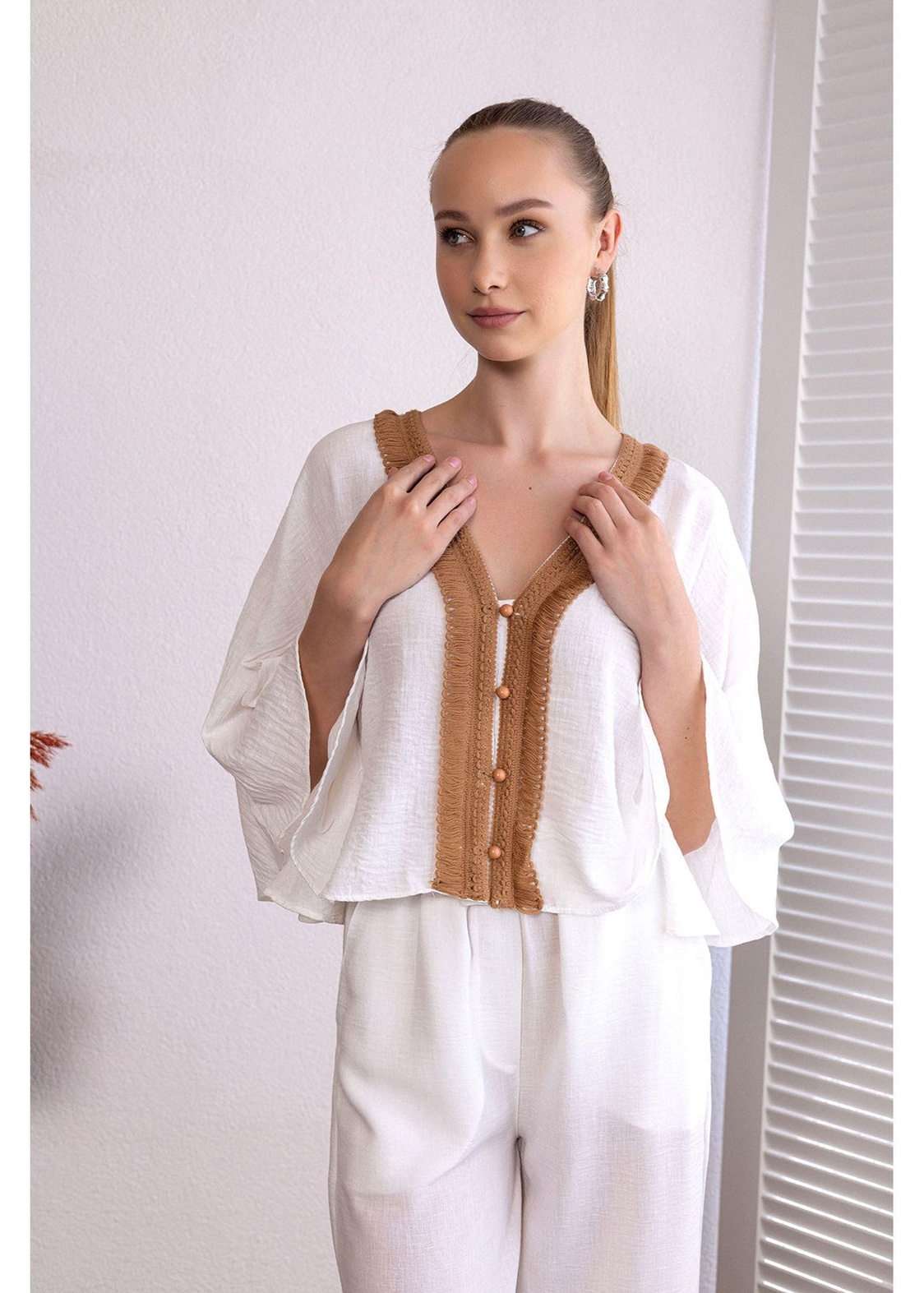V Yaka Dantelli Kısa Keten Kimono-Ekru
