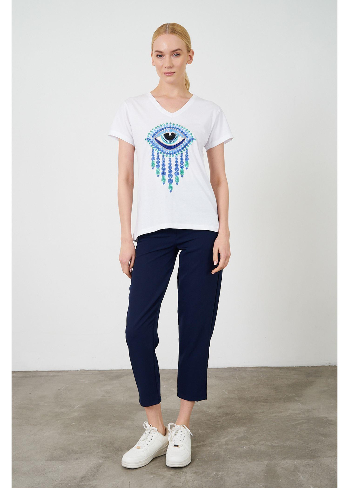 V Yaka Göz Nakışlı Basic T-shirt-Ekru