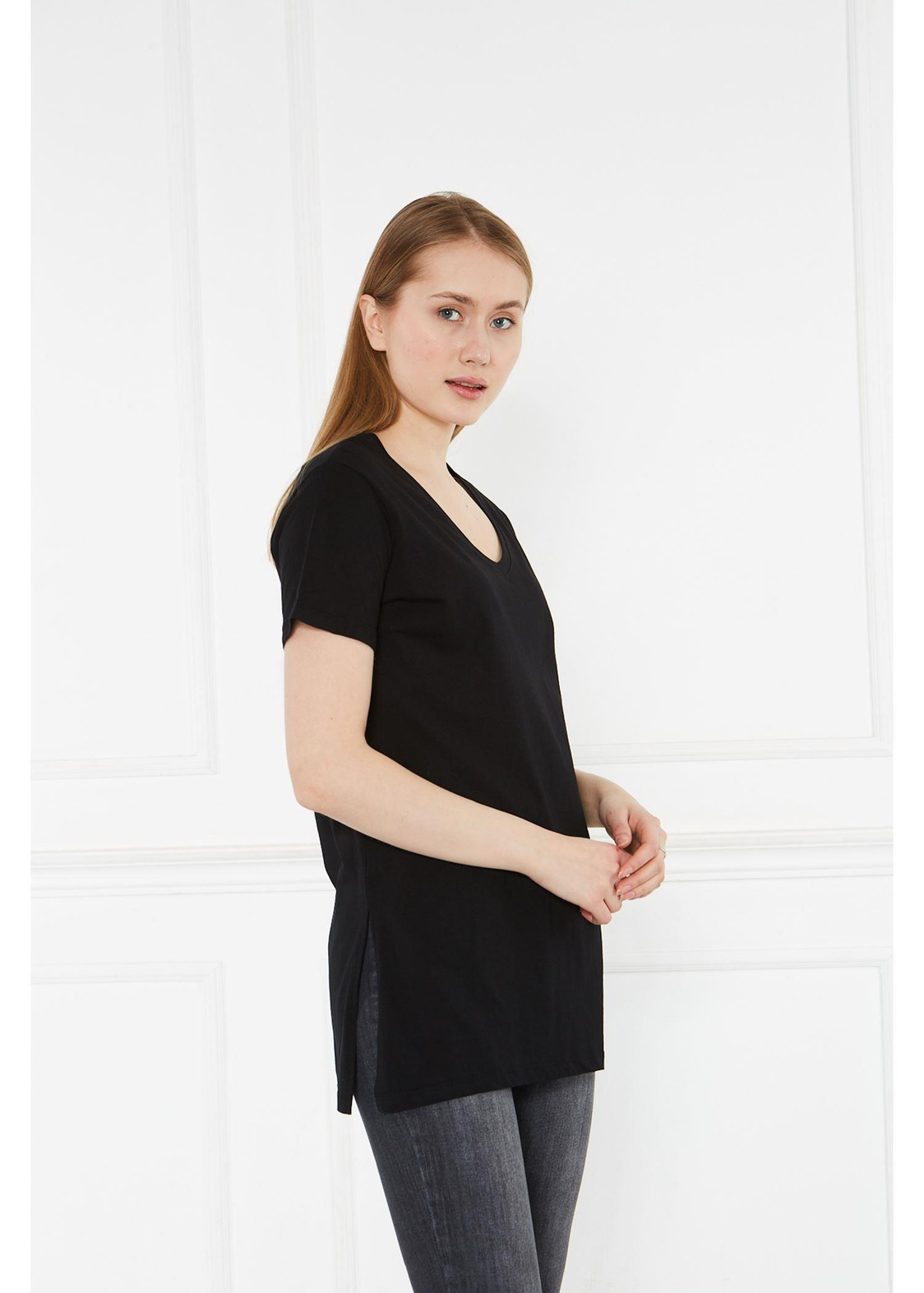 V Yaka Kısa Kol Yırtmaçlı Tshirt-Siyah