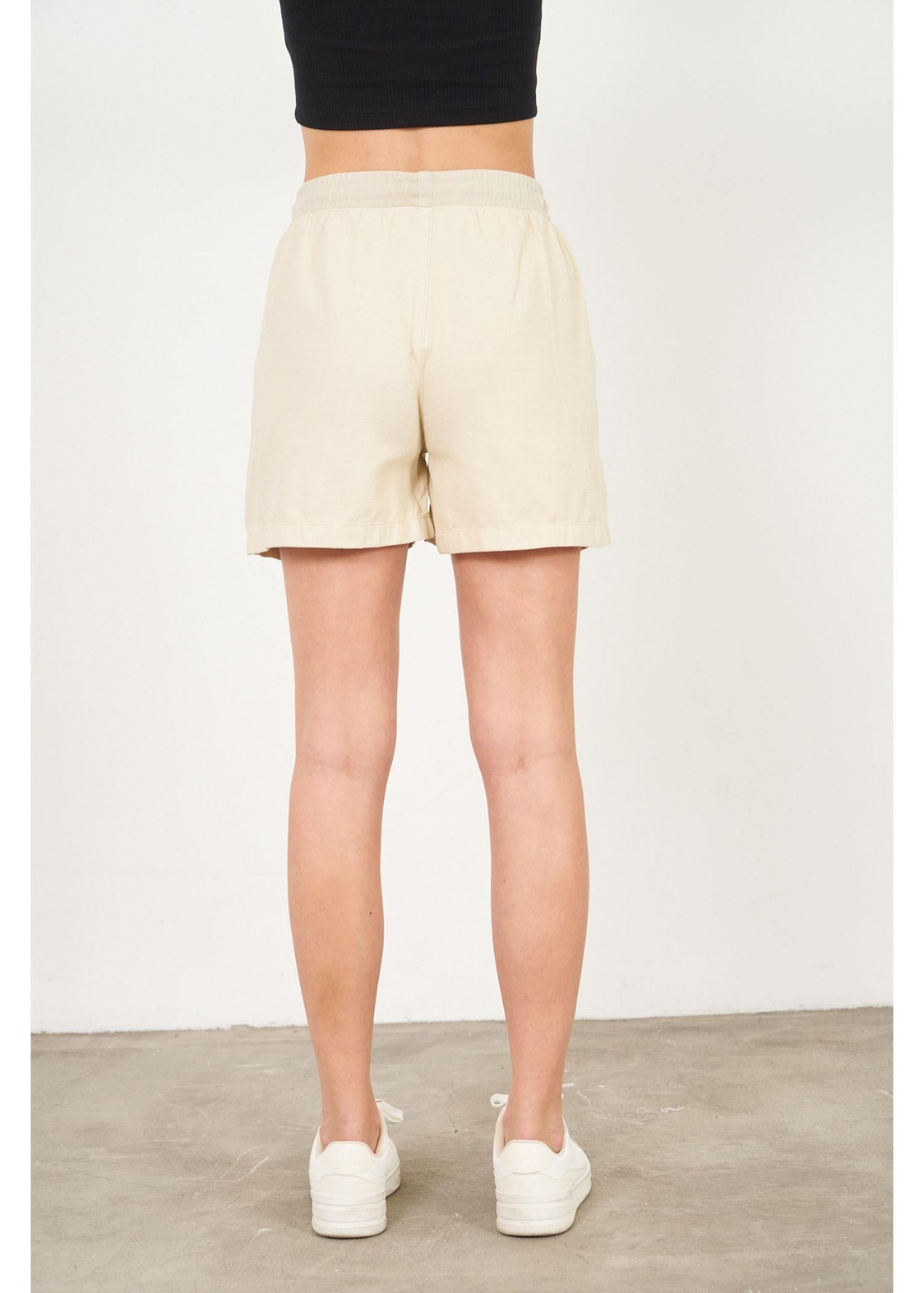 Basic Beli Lastikli Cep Detaylı Şort-Krem