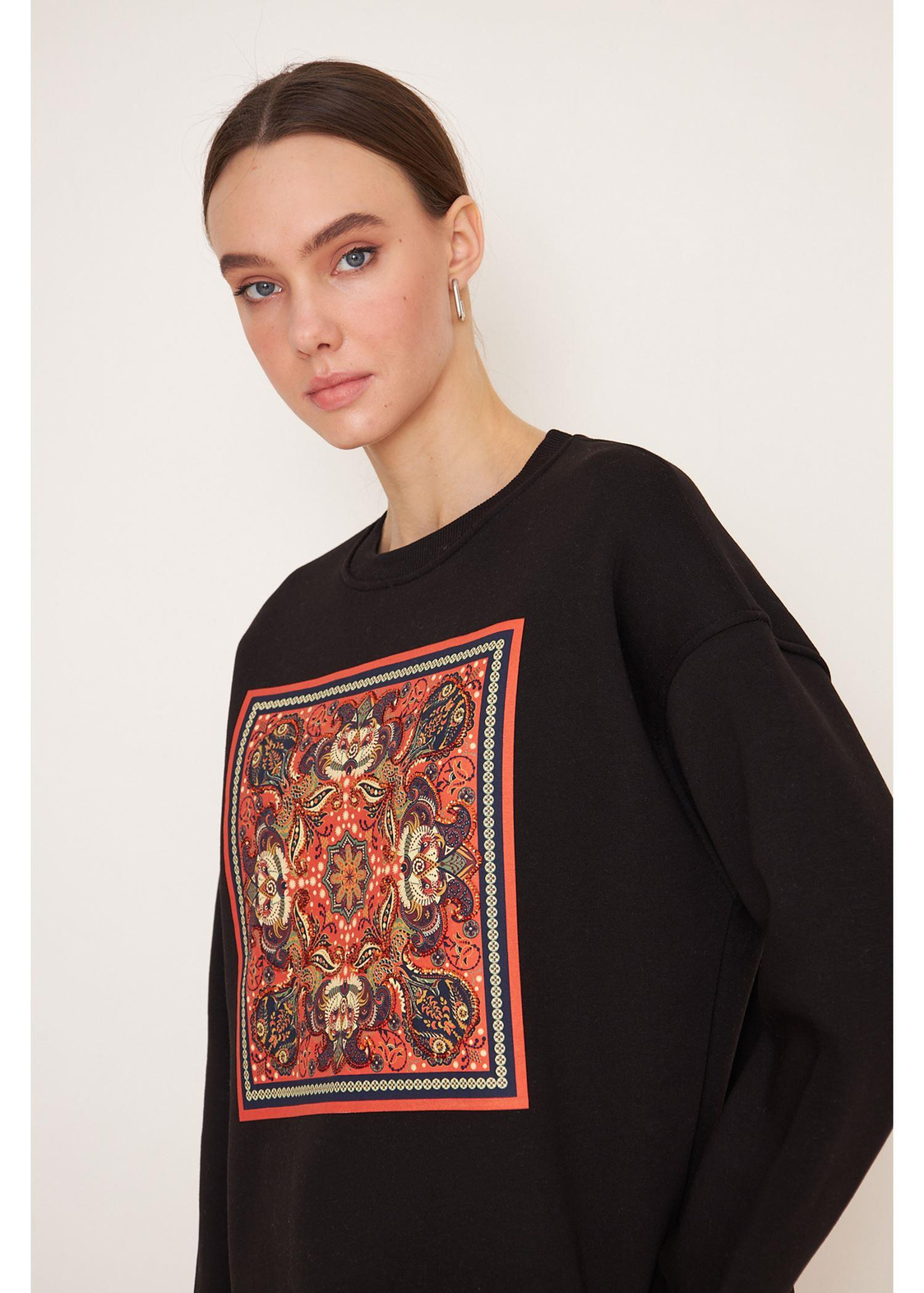 Baskılı Pullu Sweatshirt-Siyah