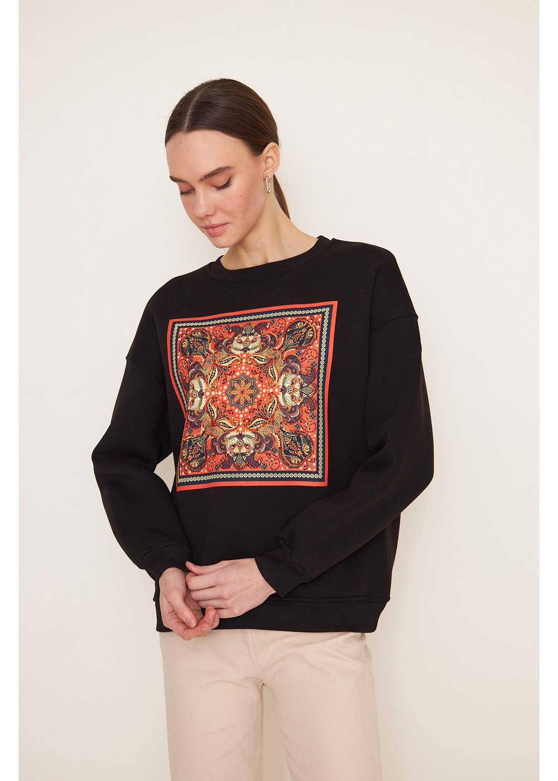 Baskılı Pullu Sweatshirt-Siyah