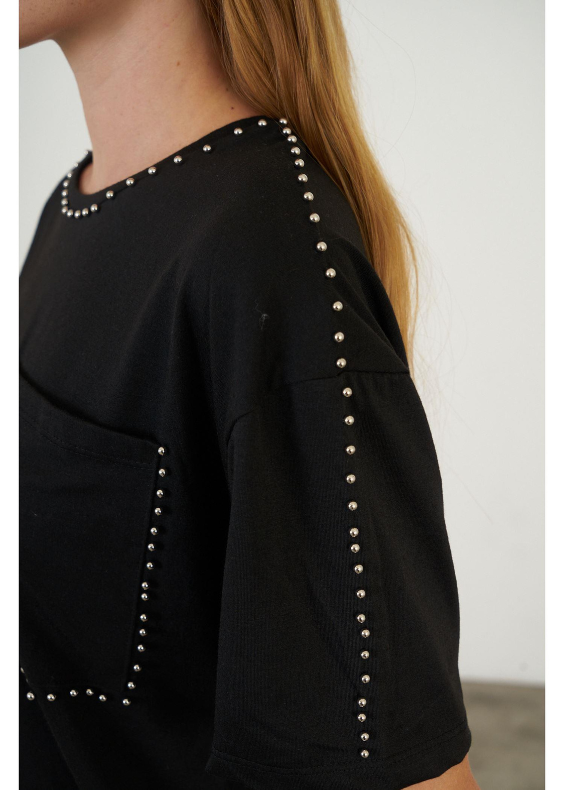 Cep Yaka Taş Detaylı Basic T-shirt-Siyah