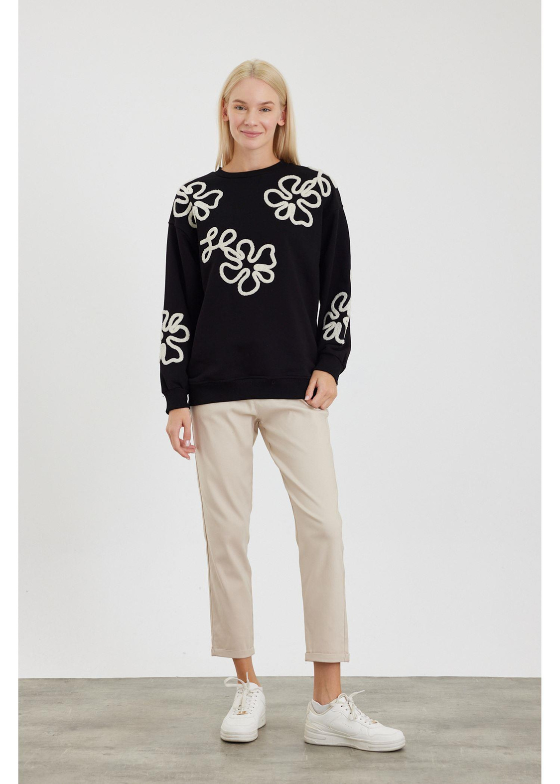 Çiçek Baskılı Sweatshirt-Siyah