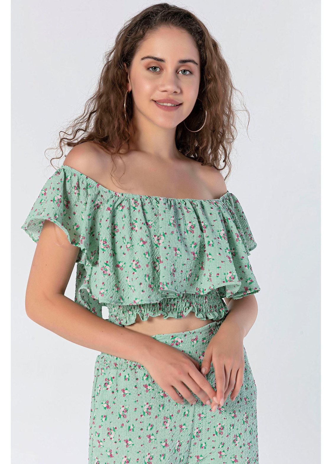Çiçek Desenli Kayık Yaka Crop-Mint