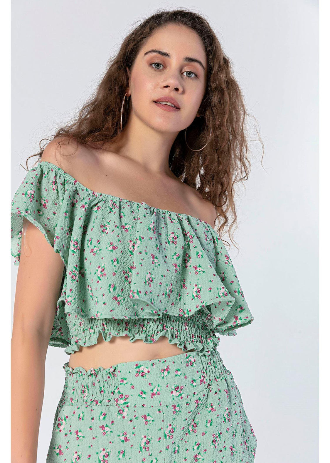 Çiçek Desenli Kayık Yaka Crop-Mint
