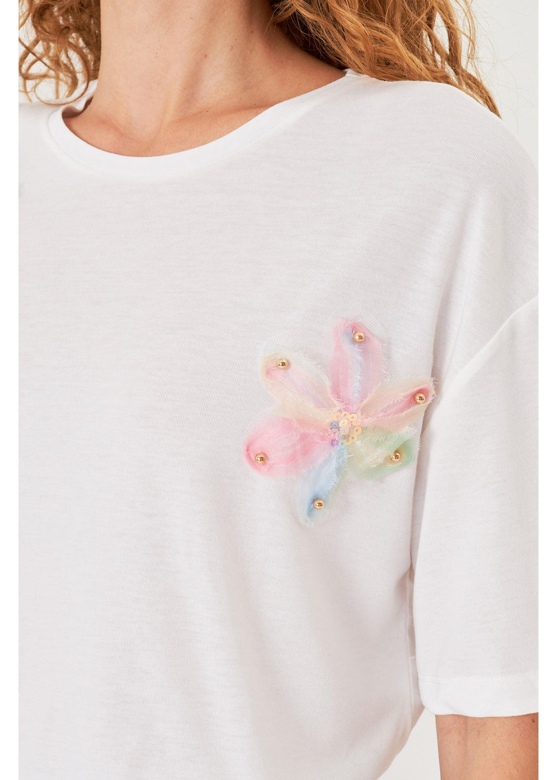 Çiçek İşlemeli T-shirt
