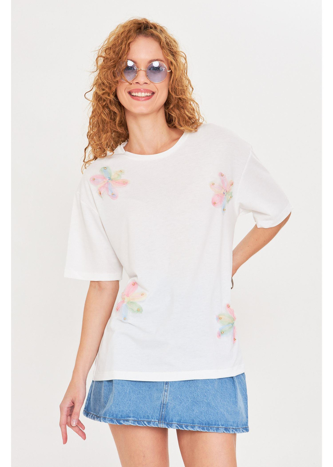Çiçek İşlemeli T-shirt