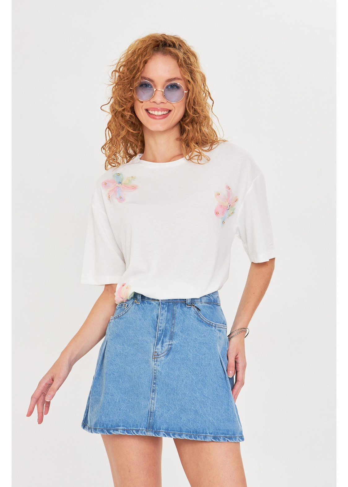 Çiçek İşlemeli T-shirt