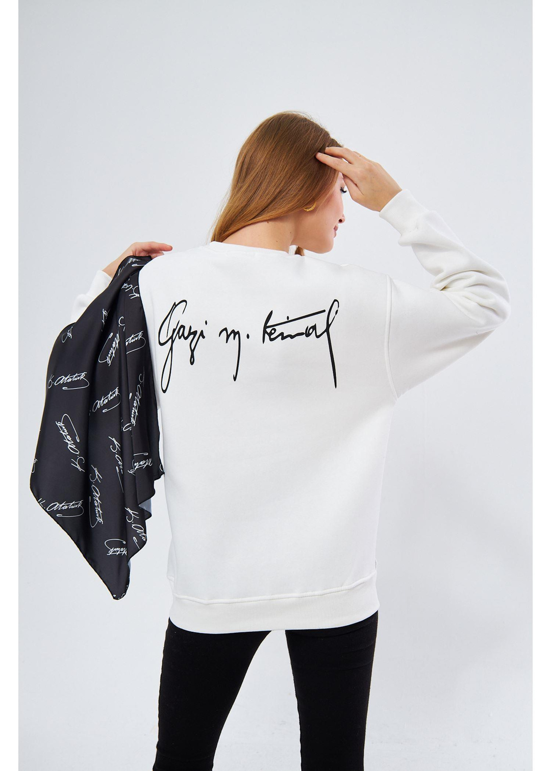 Cumhuriyet Koleksiyonu Atatürk Baskılı Sırtı İmzalı Sweatshirt - Beyaz