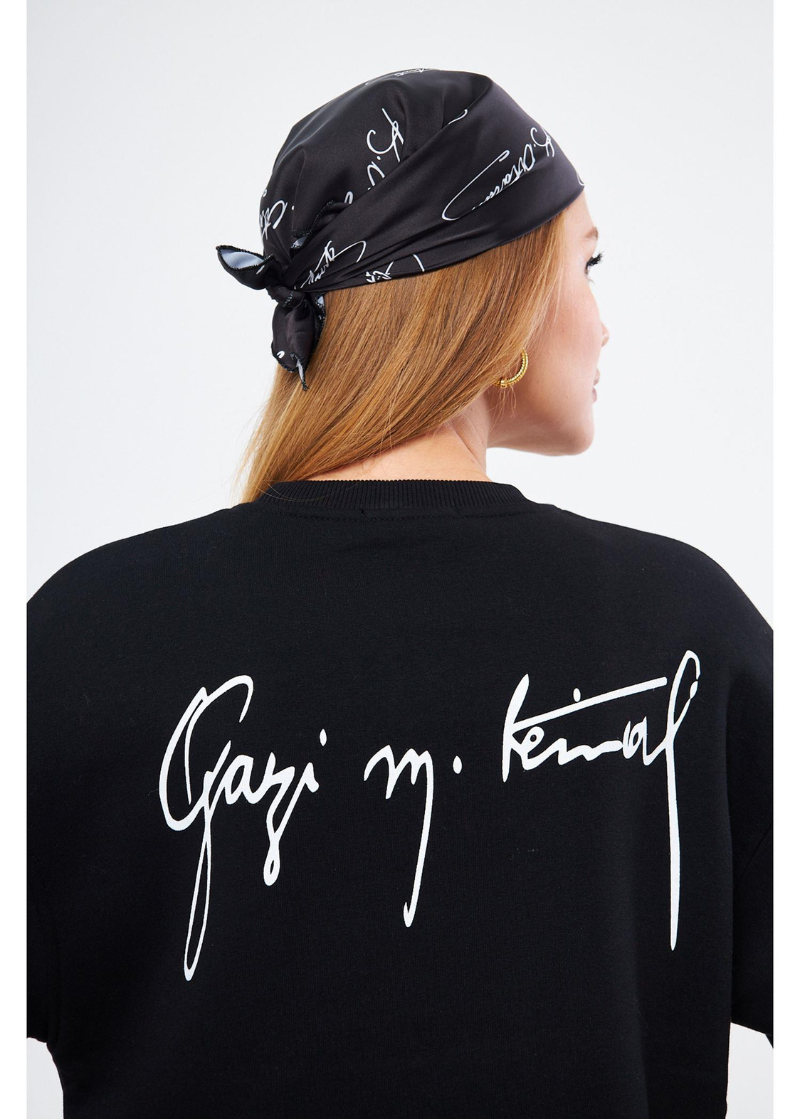 Cumhuriyet Koleksiyonu Atatürk Baskılı Sırtı İmzalı Sweatshirt - Siyah