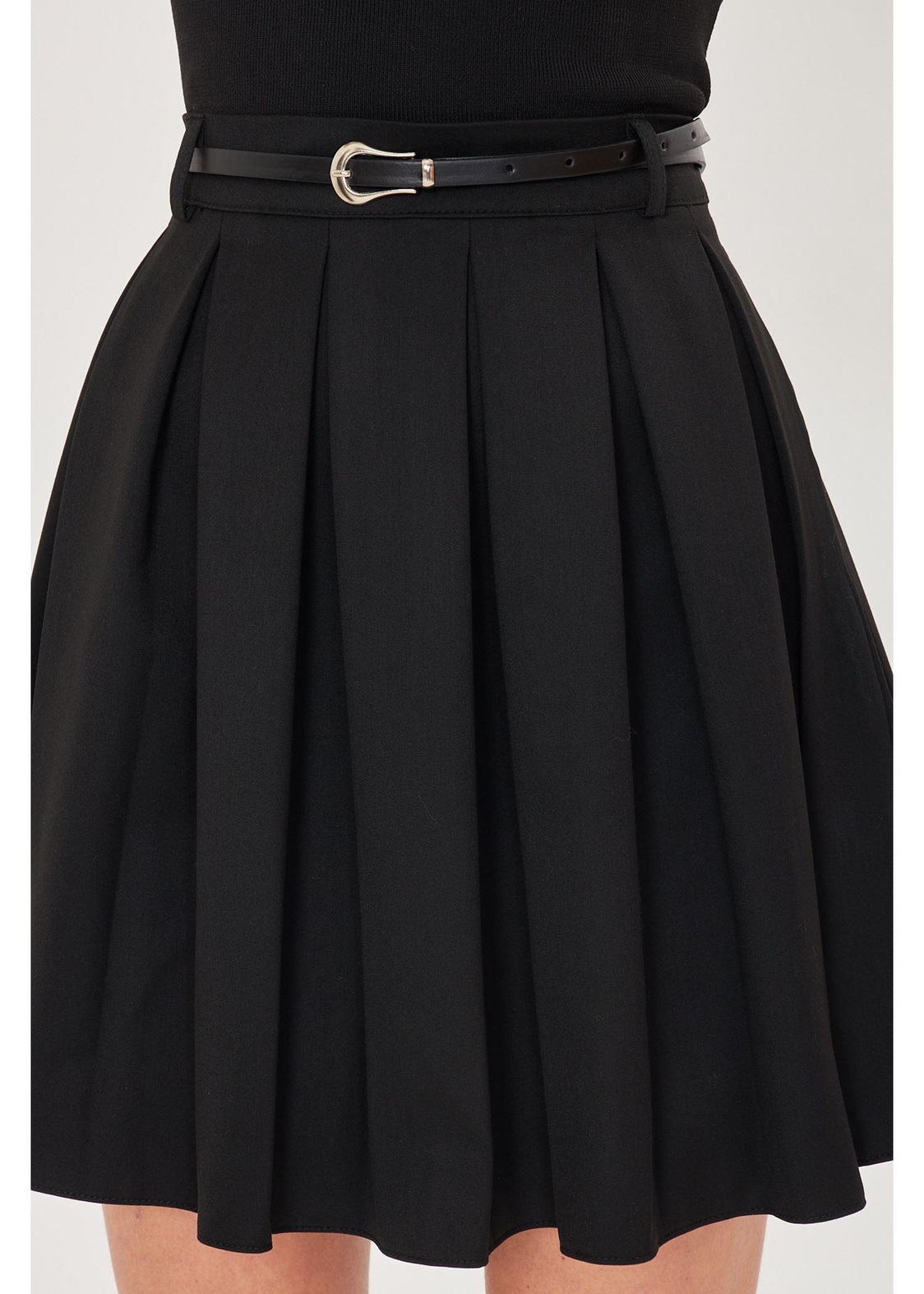 Deri Kemerli Pileli Kısa Etek