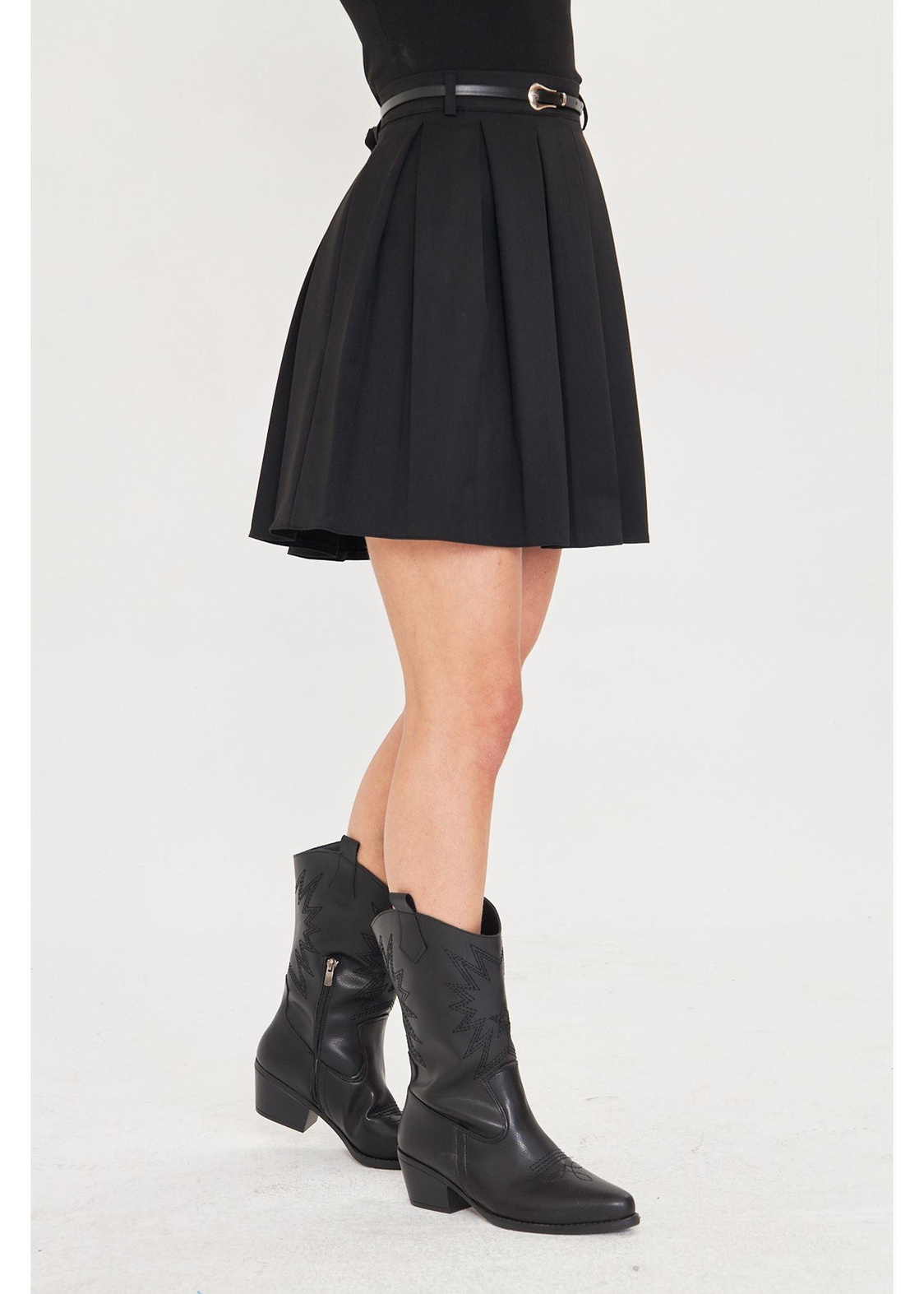 Deri Kemerli Pileli Kısa Etek