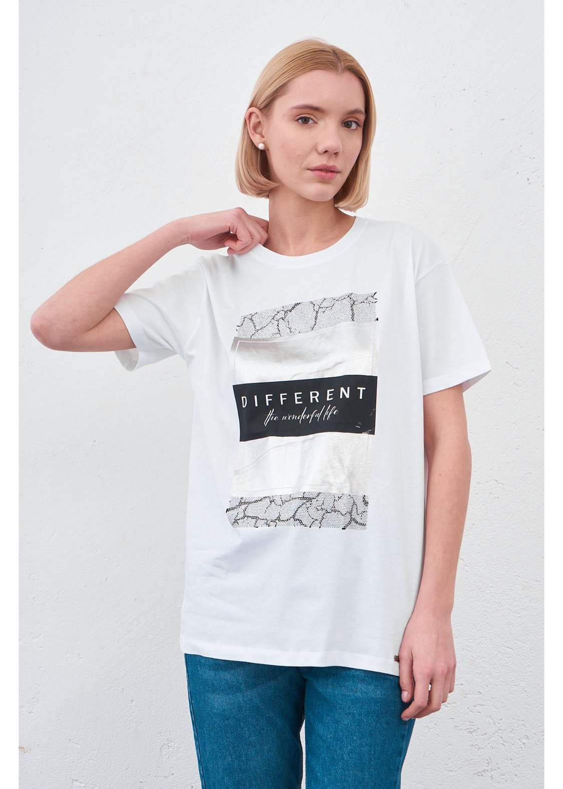 Different Baskılı T-shirt-Beyaz