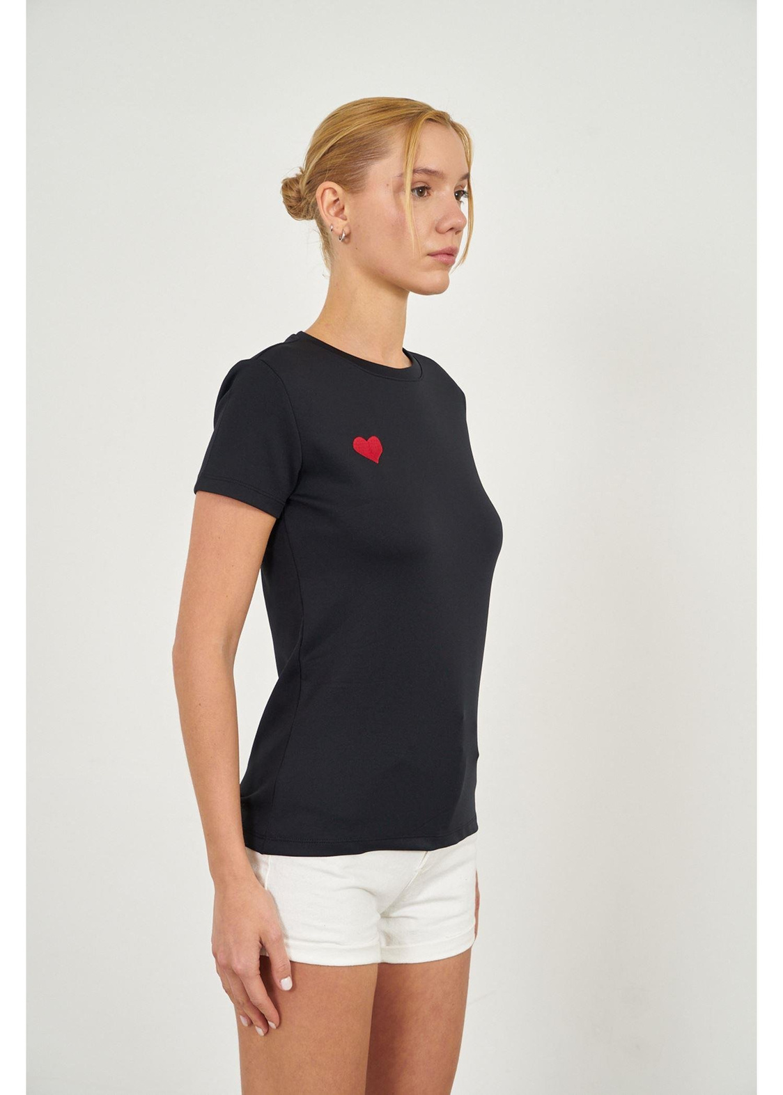 Kalp Nakışlı Kısa Kol Dalgıç T-shirt-Siyah
