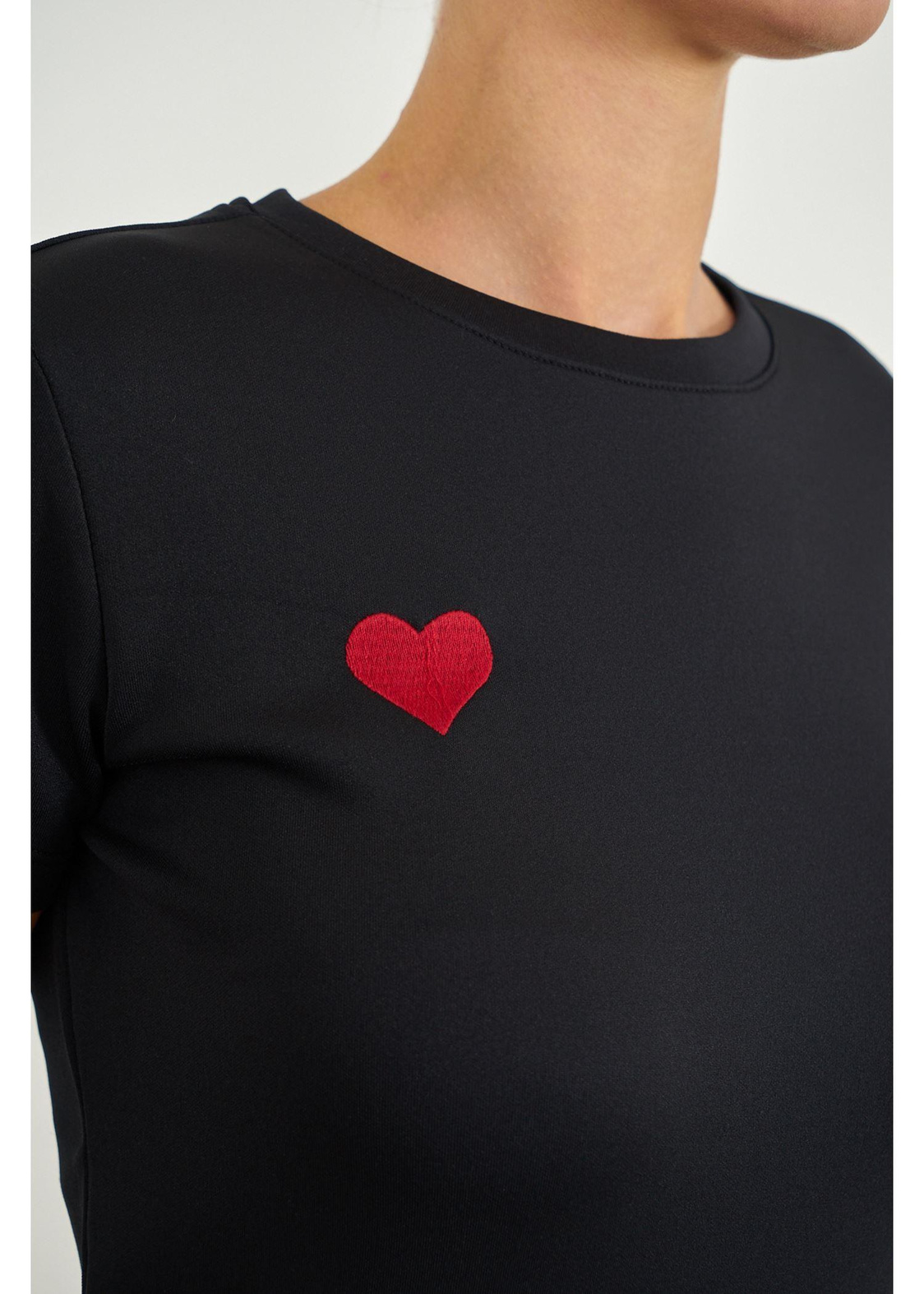 Kalp Nakışlı Kısa Kol Dalgıç T-shirt-Siyah
